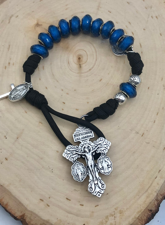 Denario Cruz del Perdon en cuentas azul brillante y con Paracord negro.